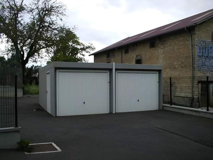 Garage double pour plus d'espace de stationnement et de rangement